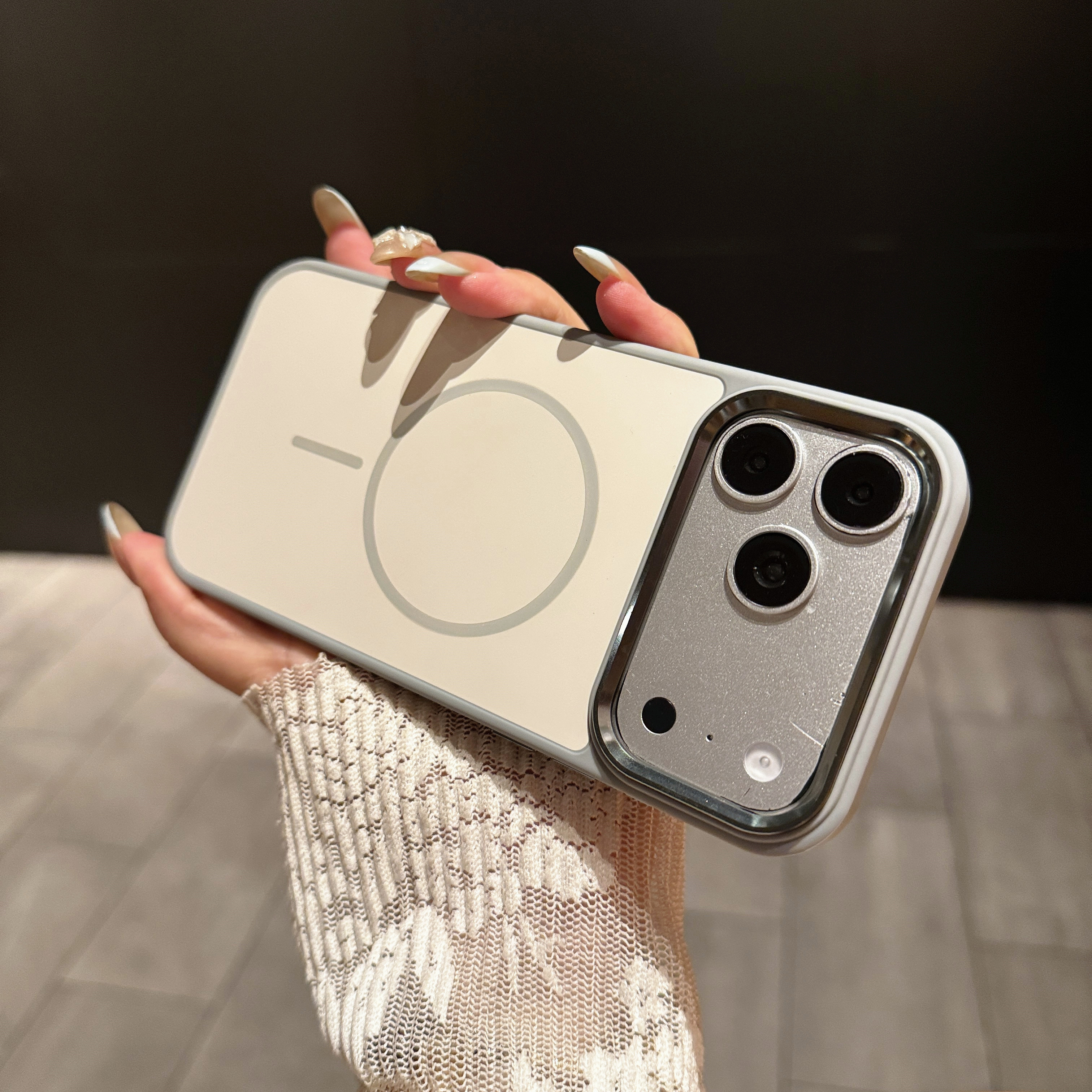 Skin Feel for Magsafe Magnetic - مراجعة Metal Photo Panel وسعره